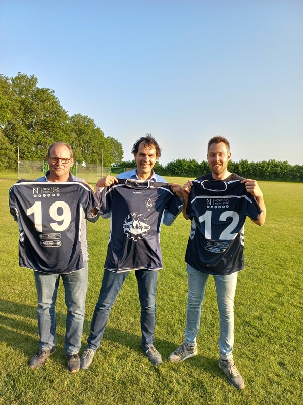 Sponsoren met het nieuwe shirt
