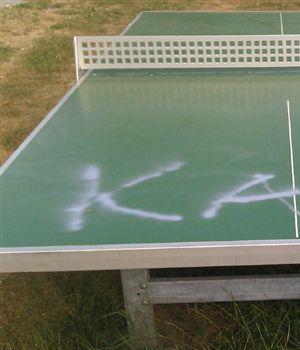 Bekladdingen in de buurt van het jeugdhuis